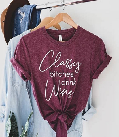 GRAPHIC TEE "CLASSY B*TCHES DRINK WINE"